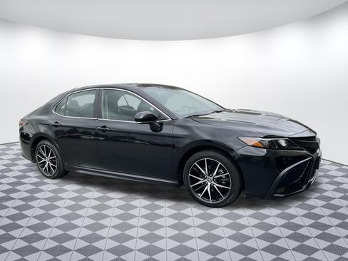 Used 2023 Toyota Camry SE FWD image 1