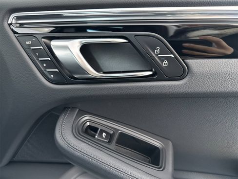 Used 2025 Porsche Macan image 20