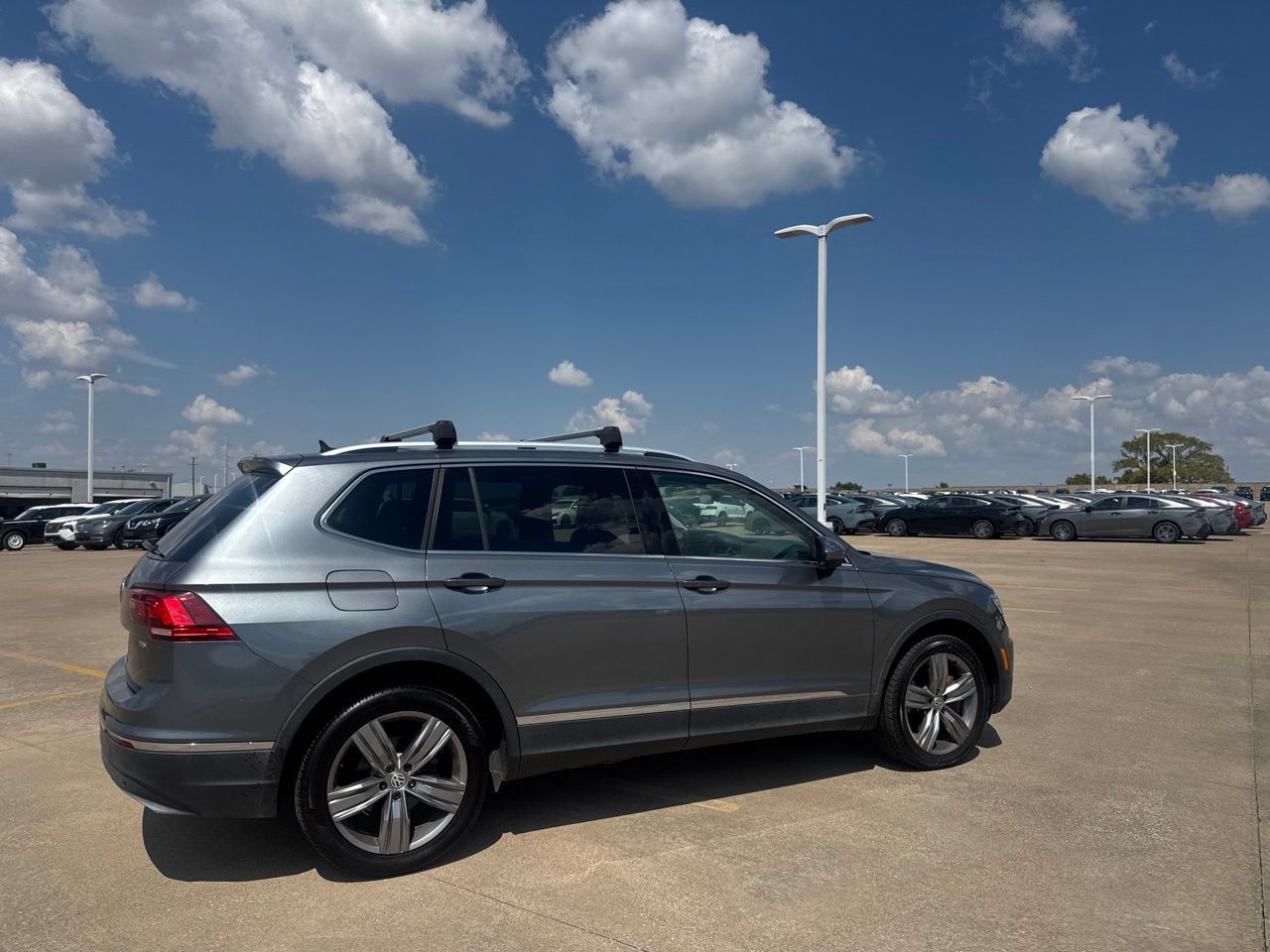Used 2018 Volkswagen Tiguan SEL Premium FWD image 24