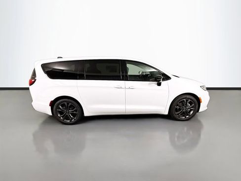 New 2026 Chrysler Pacifica Select image 8