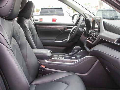 New 2026 Toyota Highlander Platinum AWD/4WD image 19
