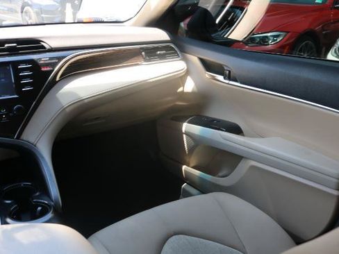 Used 2018 Toyota Camry LE FWD image 18