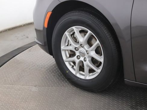 Used 2023 Chrysler Pacifica Touring-L image 13