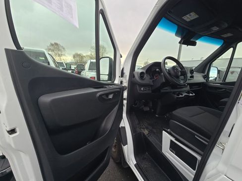 Used 2024 Mercedes-Benz Sprinter 2500 image 16