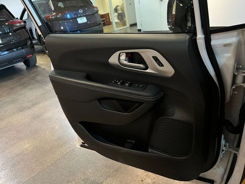 Used 2025 Chrysler Pacifica Limited FWD image 18