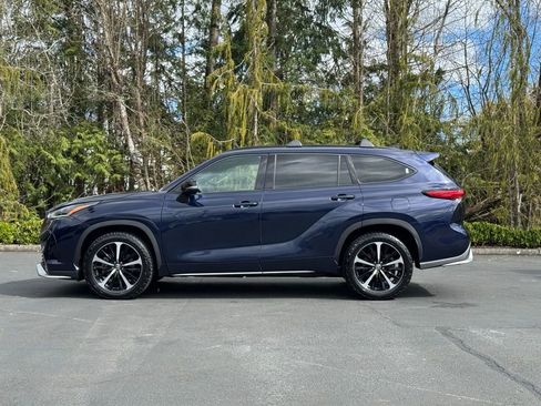 Used 2021 Toyota Highlander XSE AWD/4WD image 3