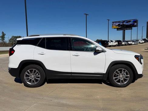 Used 2024 GMC Terrain SLT w/ Infotainment Package II image 6