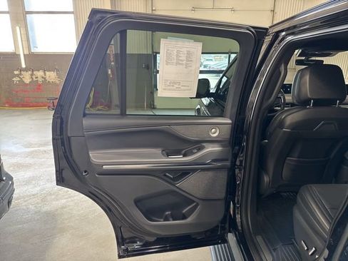 Used 2025 Lincoln Navigator Reserve w/ Jet Appearance Package image 11
