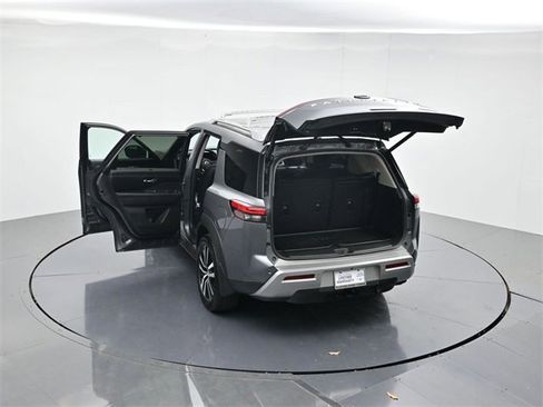 Used 2024 Nissan Pathfinder Platinum image 39