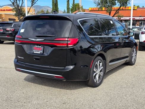 New 2026 Chrysler Pacifica Pinnacle image 4