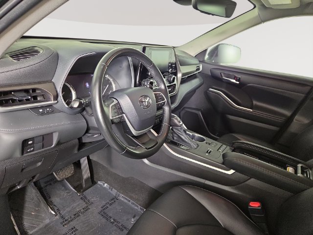 Used 2022 Toyota Highlander XLE FWD image 14