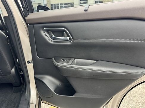 Used 2022 Nissan Rogue Platinum w/ Head-Up Display Package image 13