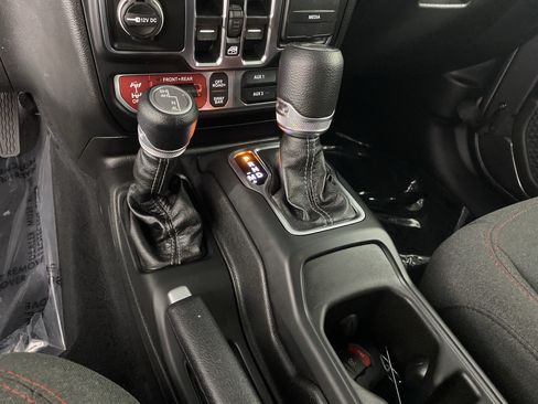 Used 2025 Jeep Wrangler Unlimited Rubicon w/ Convenience Group AWD/4WD image 28