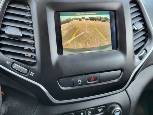 Used 2019 Jeep Cherokee Latitude Plus w/ Cold Weather Group AWD/4WD image 18