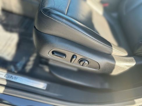 Used 2023 GMC Acadia SLT w/ Preferred Package image 14