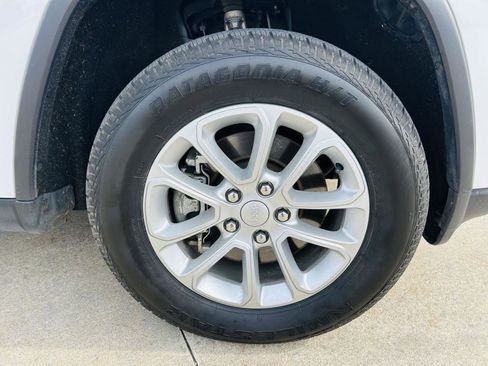 Used 2021 Jeep Grand Cherokee Laredo X image 38