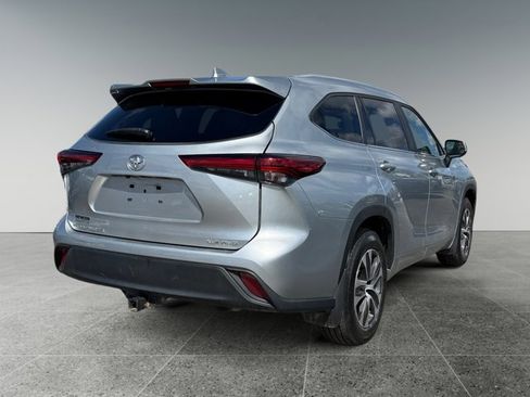 Used 2023 Toyota Highlander XLE AWD/4WD image 6