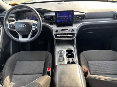 Used 2024 Ford Explorer XLT AWD/4WD image 16