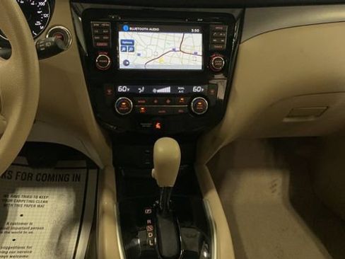 Used 2015 Nissan Rogue SV w/ SV Premium Package FWD image 21