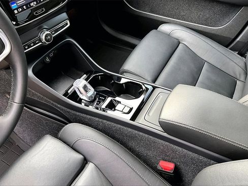 Used 2024 Volvo XC40 B5 Ultimate w/ Protection Package Premier image 15