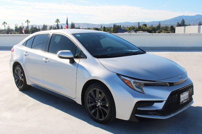 Used 2025 Toyota Corolla SE FWD image 2