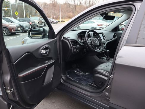 Used 2019 Jeep Cherokee Trailhawk image 11