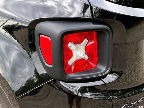 Used 2023 Jeep Renegade Latitude AWD/4WD image 29