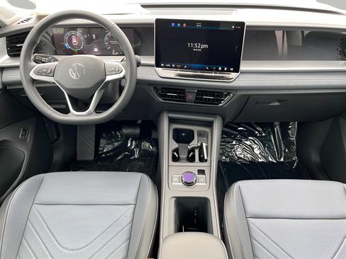 New 2025 Volkswagen Tiguan SE image 8