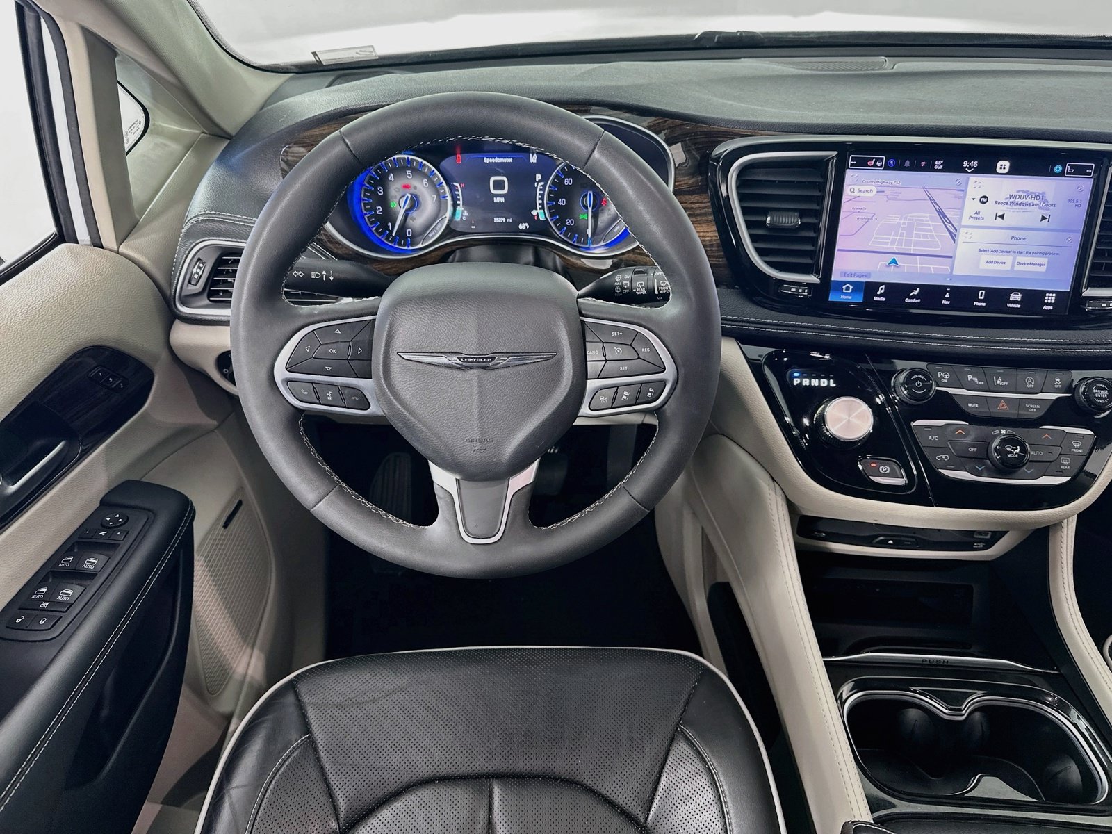 Used 2023 Chrysler Pacifica Limited w/ Uconnect Theater Family Group FWD image 24