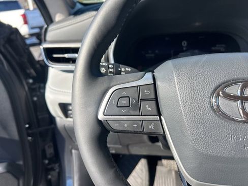 Used 2024 Toyota Highlander Platinum image 19