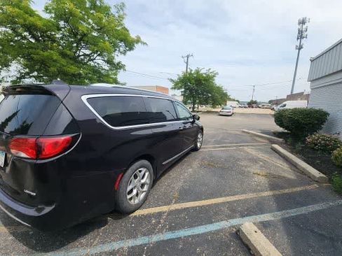 Certified 2019 Chrysler Pacifica Limited w/ Advanced Safetytec Group FWD image 16