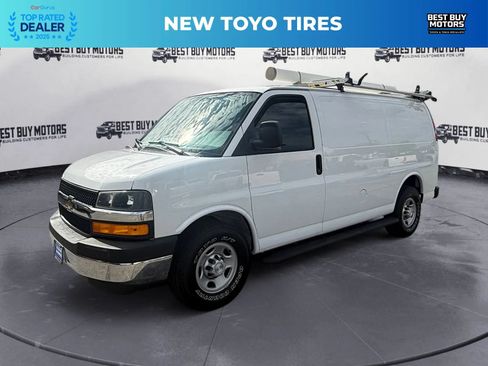 Used 2018 Chevrolet Express 2500 w/ Driver Convenience Package RWD image 3