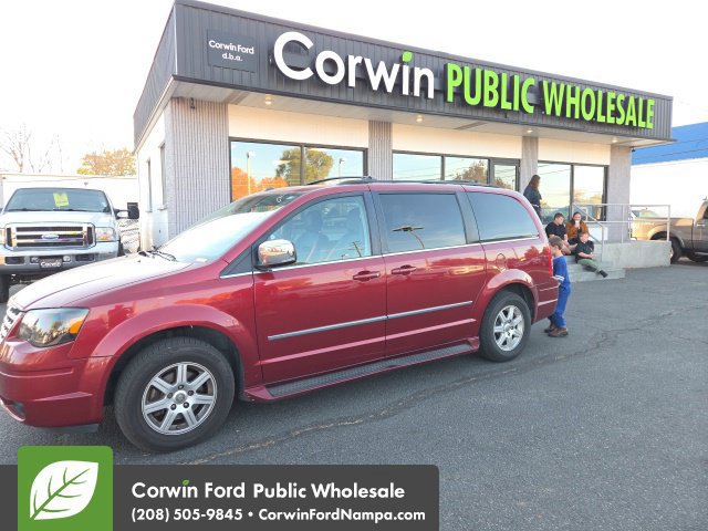 Used 2010 Chrysler Town & Country Touring w/ Entertainment Group #2 FWD 360° Tour