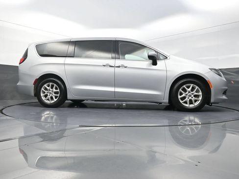 Used 2022 Chrysler Voyager LX FWD image 28