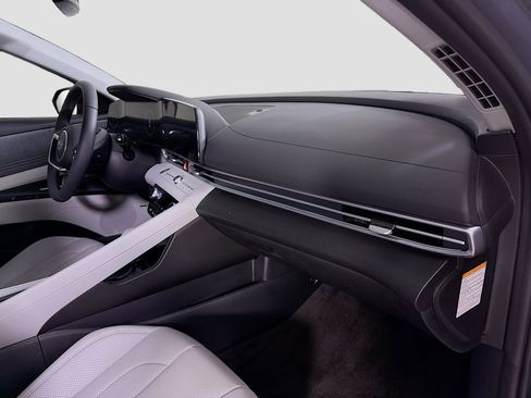 New 2025 Hyundai Elantra Limited image 32