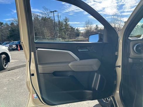 Used 2024 Chevrolet Colorado ZR2 w/ Safety Package image 25