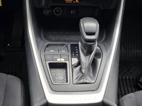 Used 2019 Toyota RAV4 LE FWD image 21