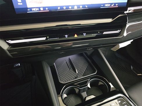 Used 2025 BMW 530i xDrive w/ M Sport Package image 28