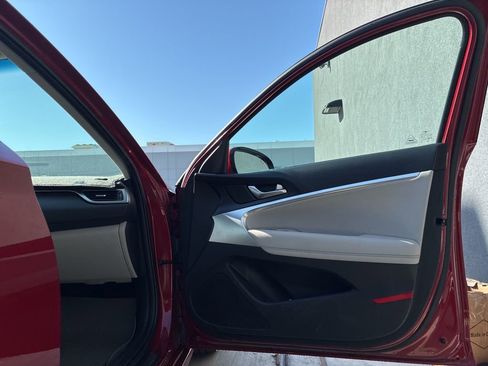 Used 2020 Genesis G70 2.0T AWD/4WD image 9