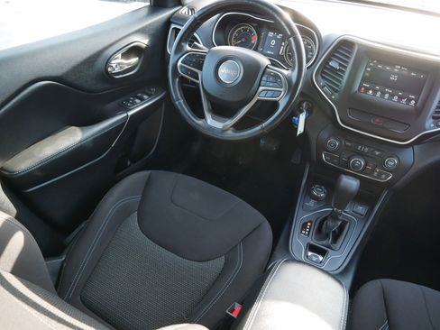 Used 2020 Jeep Cherokee Latitude w/ Cold Weather Group image 9