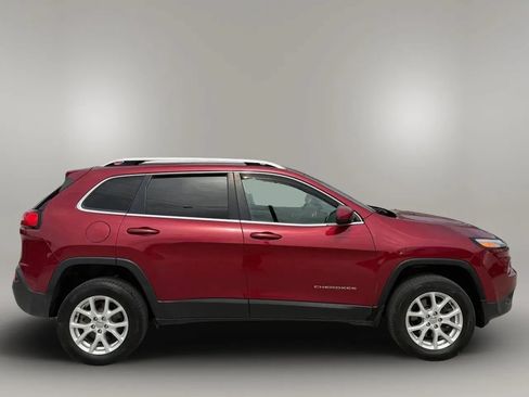 Used 2017 Jeep Cherokee Latitude w/ Cold Weather Group AWD/4WD image 8