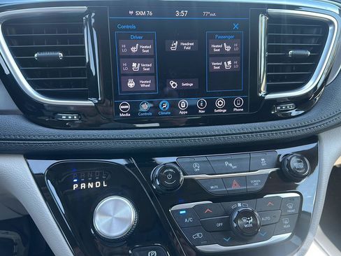 Used 2019 Chrysler Pacifica Limited FWD image 29