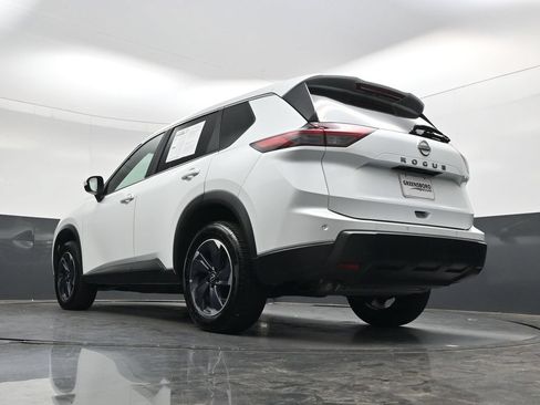 Used 2025 Nissan Rogue SV FWD image 34
