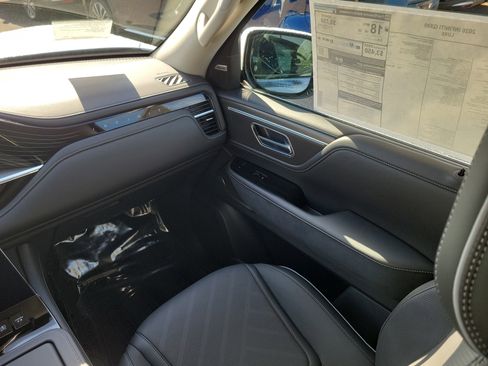 New 2026 INFINITI QX80 Luxe image 14