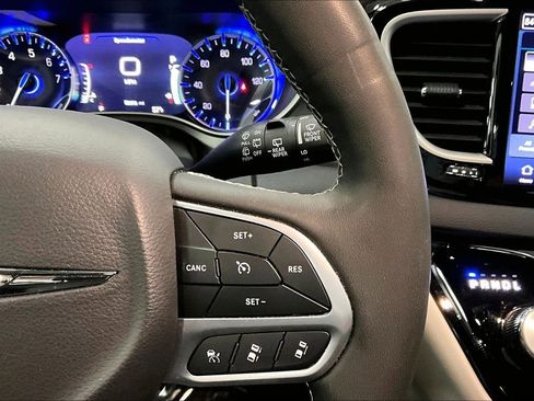 Used 2024 Chrysler Pacifica Touring-L image 12