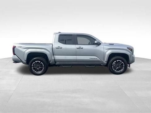 Used 2025 Toyota Tacoma TRD Sport AWD/4WD image 9