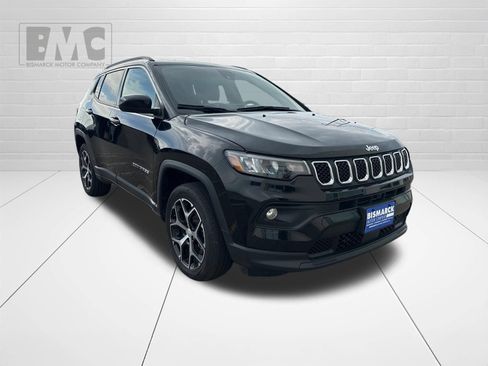 Used 2024 Jeep Compass Latitude AWD/4WD image 2