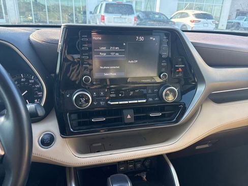 Used 2021 Toyota Highlander XLE image 26