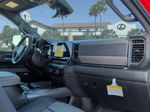 Used 2025 Chevrolet Silverado 2500 ZR2 w/ Technology Package AWD/4WD image 25