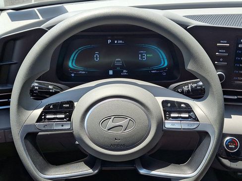 Certified 2025 Hyundai Elantra Hybrid FWD image 18